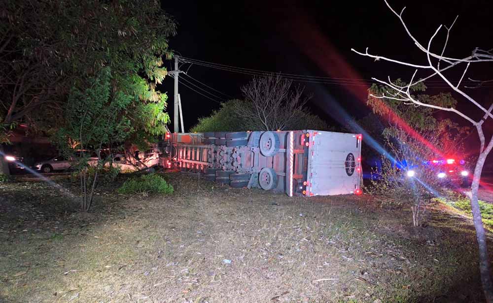 CAMINHONEIRO MORRE APÓS PERDER O CONTROLE E COLIDIR CONTRA POSTE