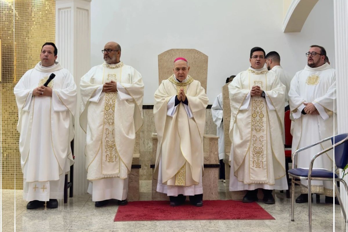 SANTA MISSA REÚNE BISPO, PADRES E FIÉIS